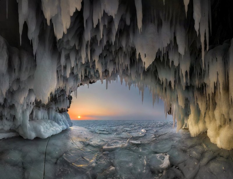 Сталагмиты Кунгурской ледяной пещеры