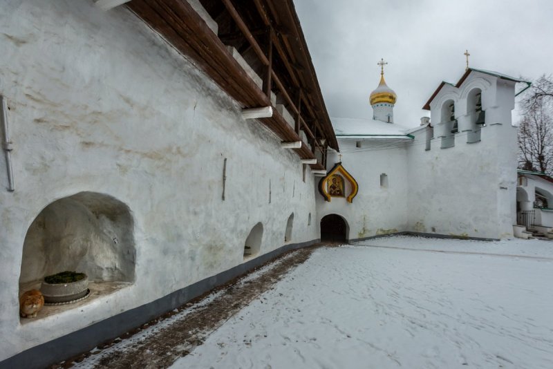 Псково-Печерский монастырь некрополь