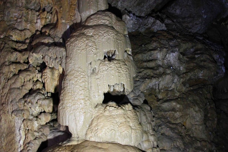 Пещера двуглазка Хакасия