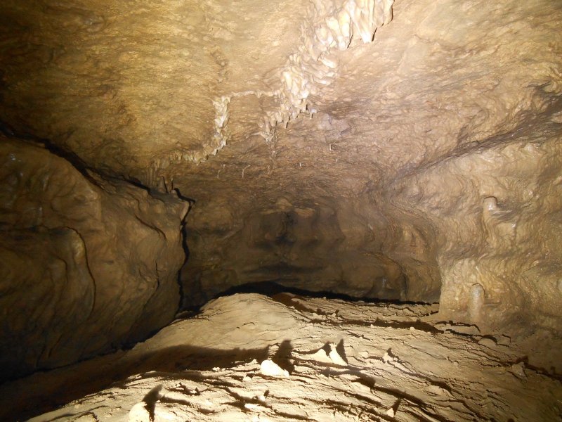 Каменная стена пещеры
