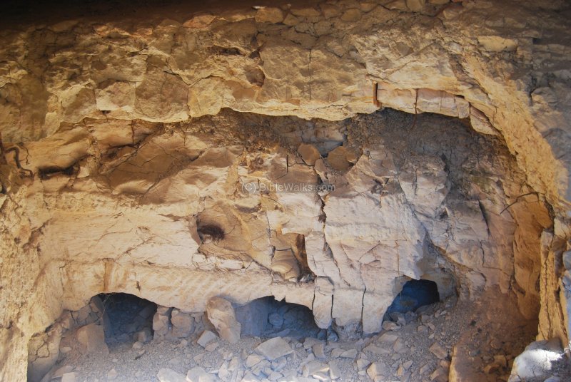 Картина израильтяне в пещерах
