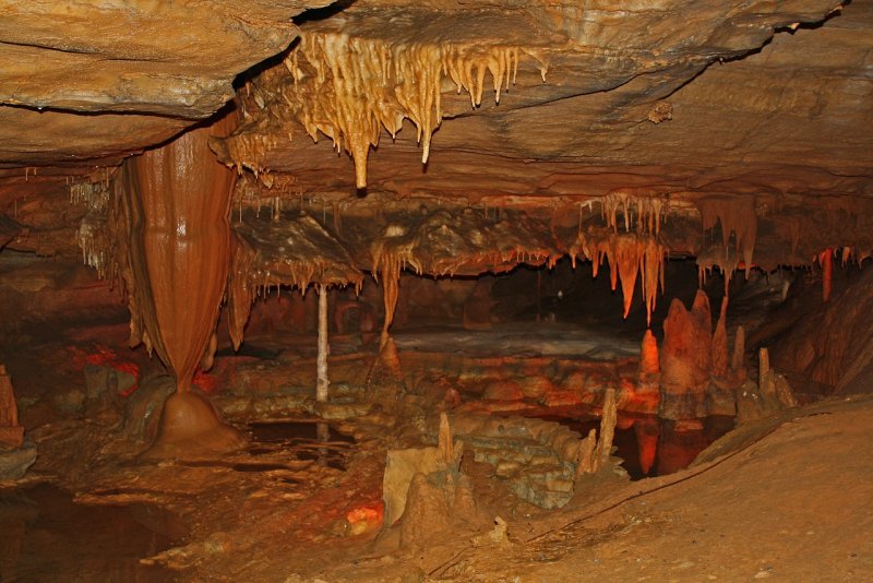 Сталактиты внутри пещеры