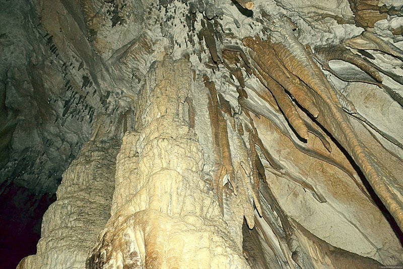Азишская карстовая пещер