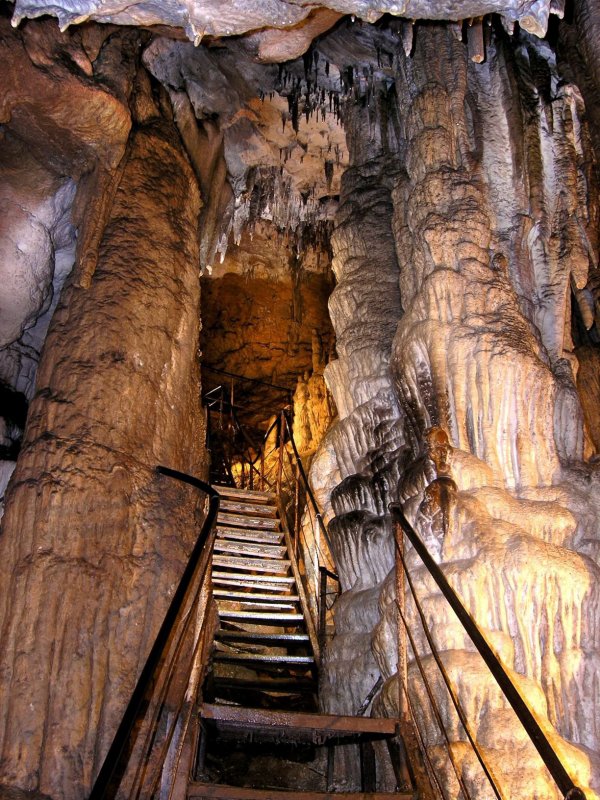 Фото пещеры осенью