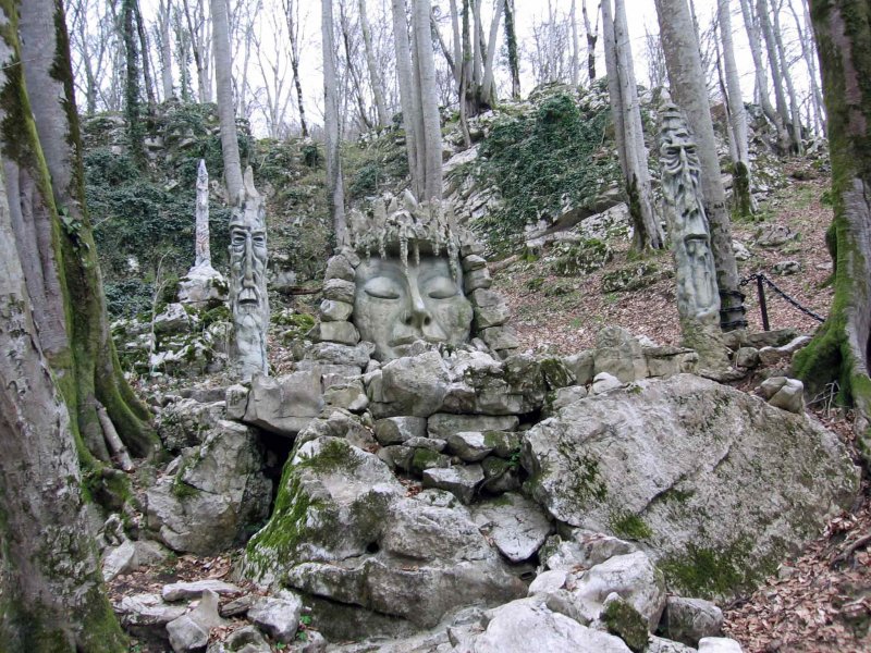 Сталактиты и сталагмиты в Воронцовской пещере