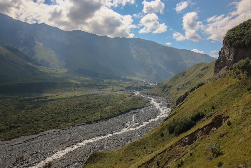 Река Дарьял в горах Кавказа