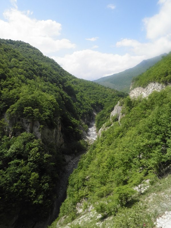 Цейское ущелье Северная Осетия в апреле