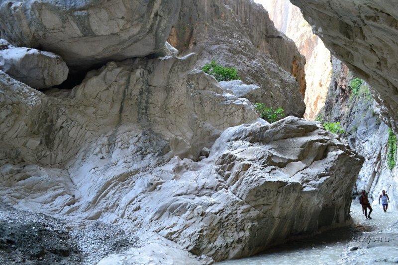 Водопад в ущелье Саклыкент