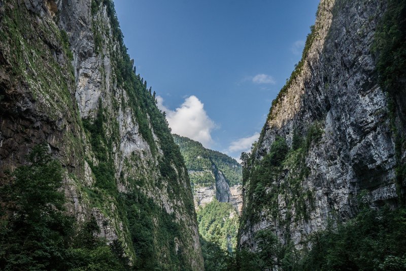 Юпшарский каньон каменный мешок в Абхазии