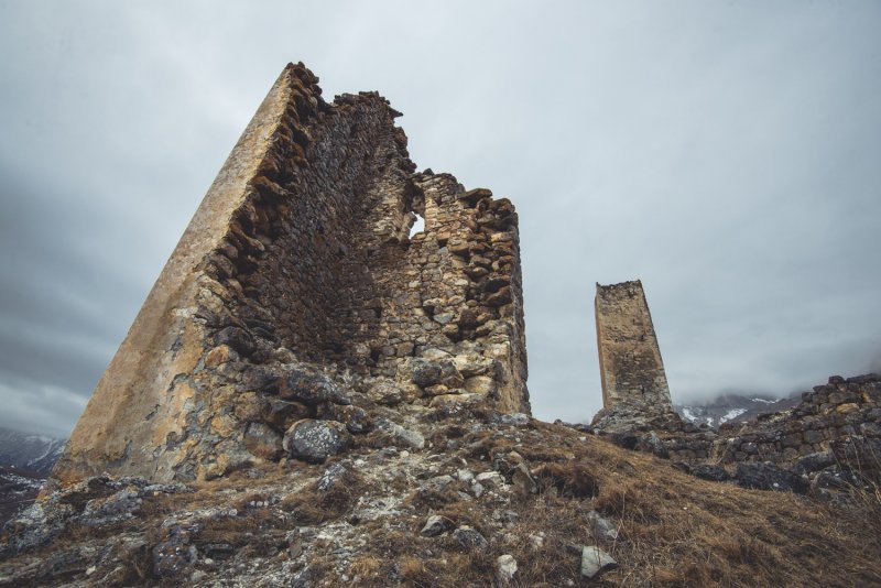 Башня Курта и тага в Куртатинском ущелье