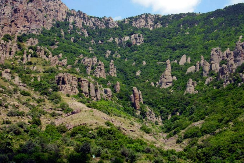 Долина привидений на горе Демерджи в Крыму