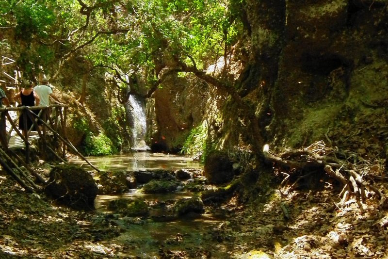 Достопримечательности Греции Долина бабочек Петалудес водопад