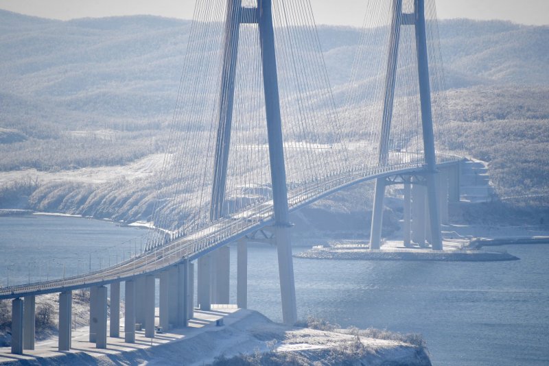 Мост на остров русский обледенел