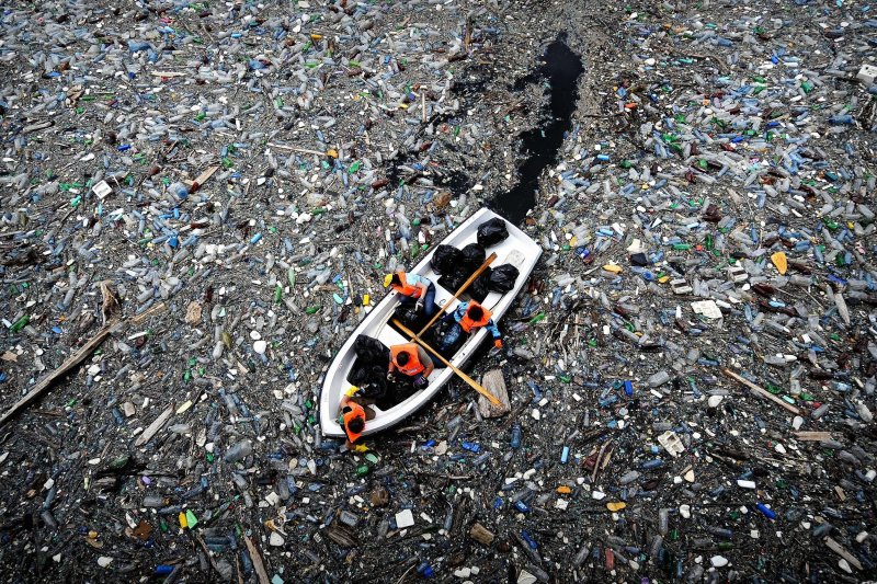 Свалка мусора в океане площадь