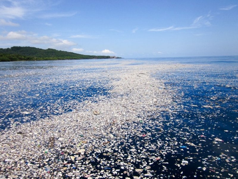Дрейфующий мусорный остров в тихом океане