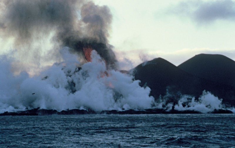 Извержение вулкана Сюртсей