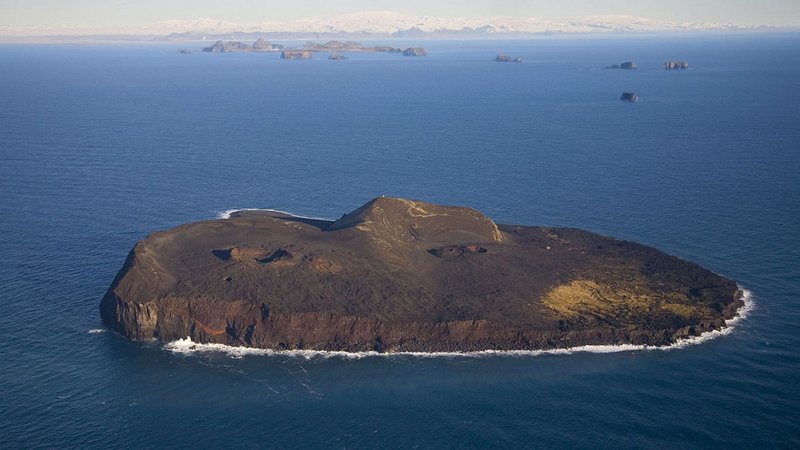 Вулканический остров Суртсей
