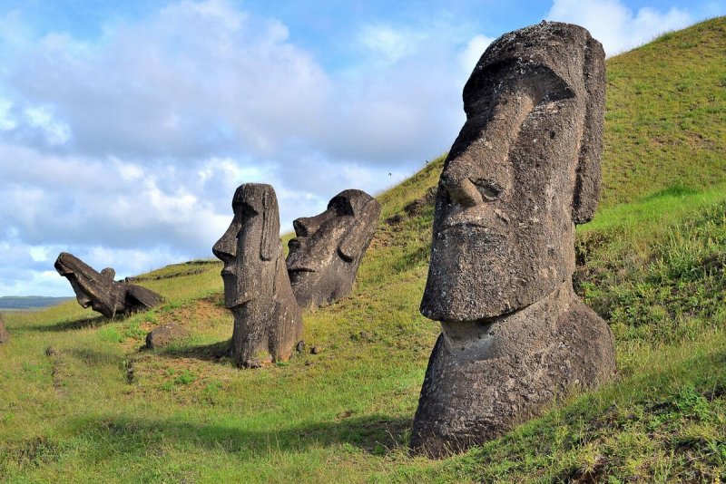 Чили каменные статуи