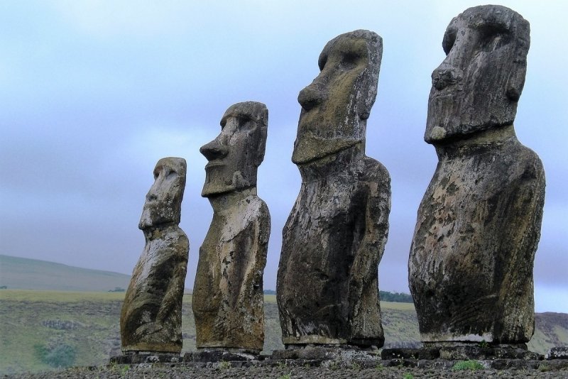 Моай на острове Пасхи / Чили
