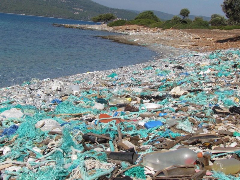 Дрейфующий мусорный остров в тихом океане