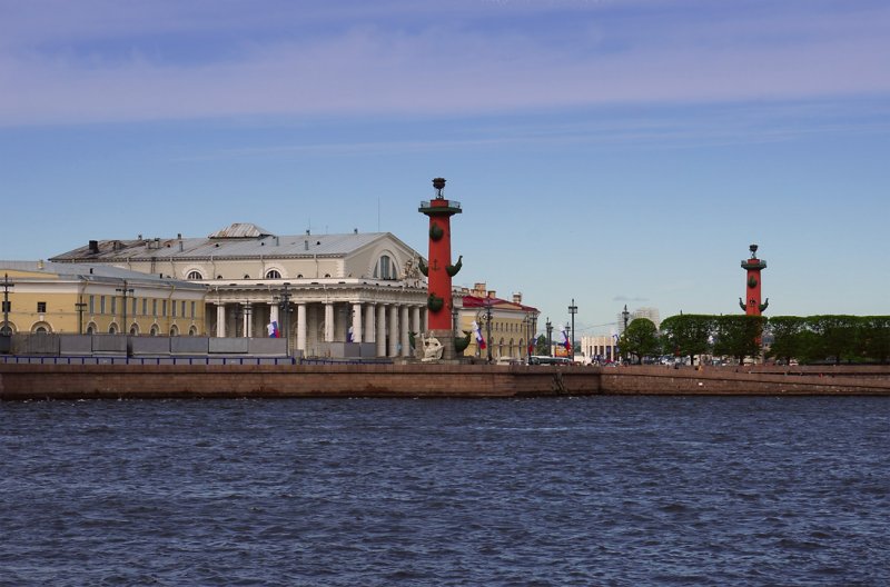 Вид на стрелку Васильевского острова с Дворцовой набережной