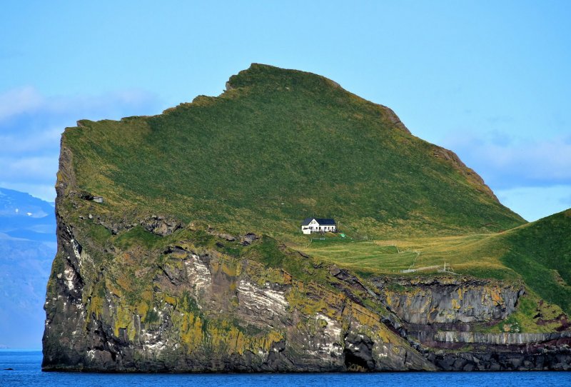 Дом Бьорк в Исландии на острове