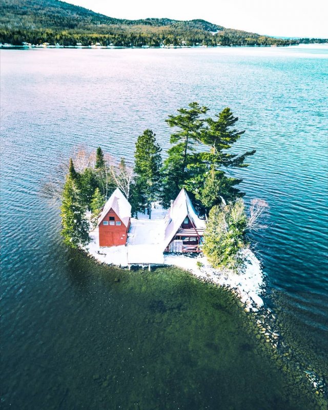 Одинокий дом на острове среди моря