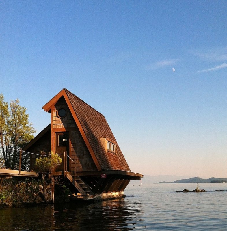 Дом шалаш у озера Норвегия