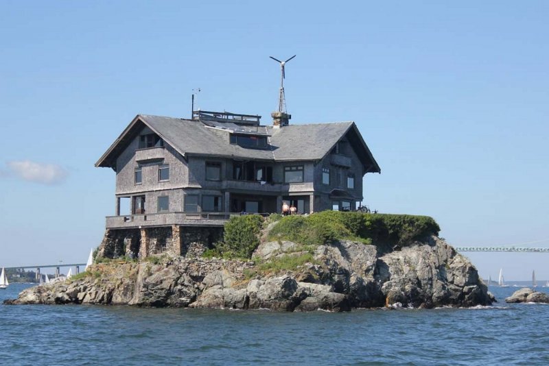 Дом на острове скале