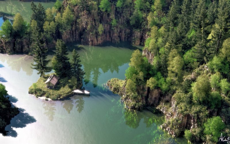 Озеро с островом посередине