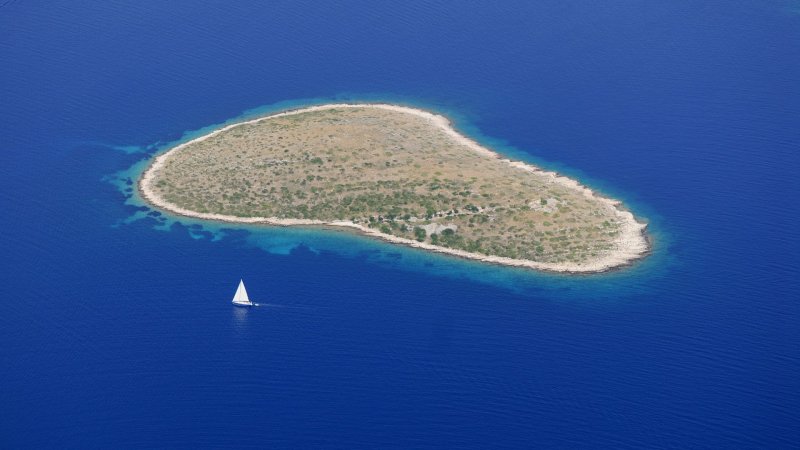 Маленький остров в море