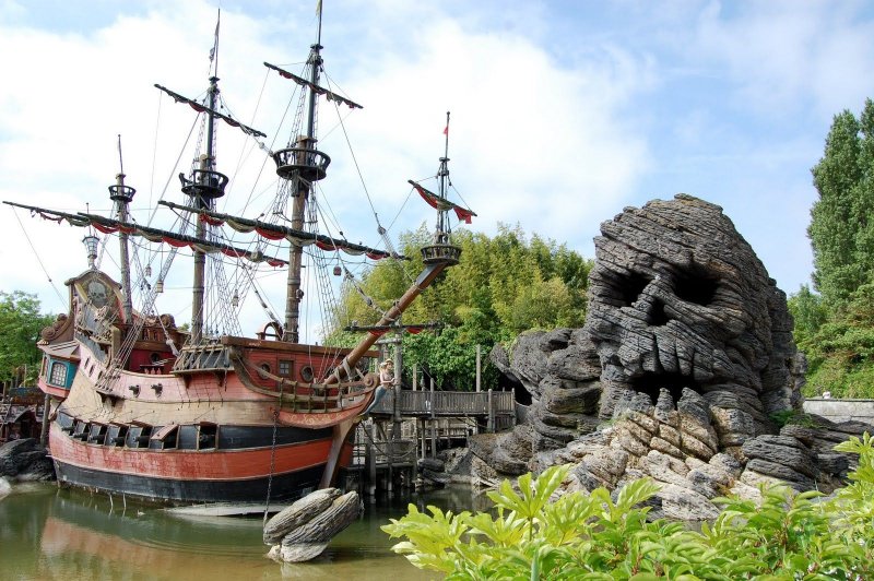Пиратский корабль около острова