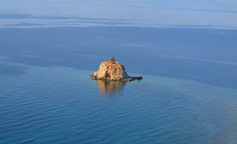 Одинокий остров в море