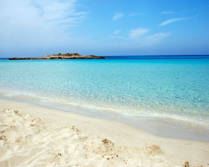Скальный берег в Кипре