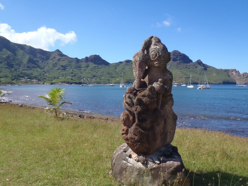 Статуи рептилоидов французская Полинезия остров Нуку-Хива