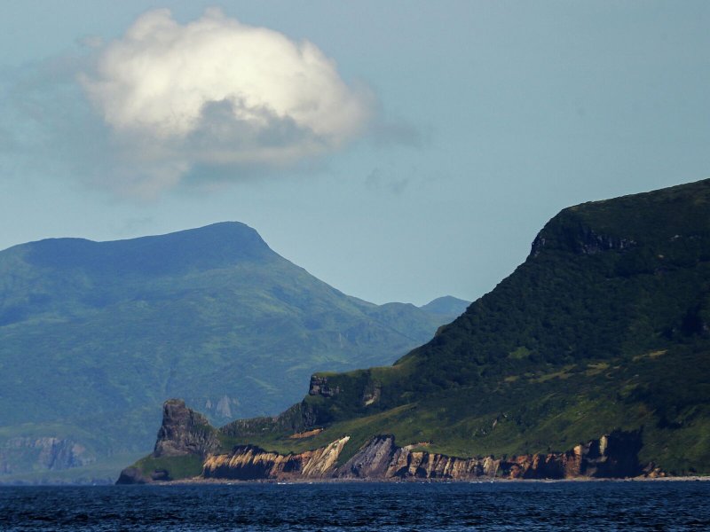Гора косая на острове Уруп
