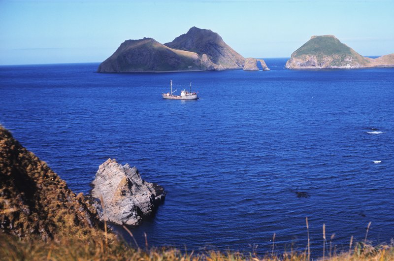 Курильские острова берег лодки