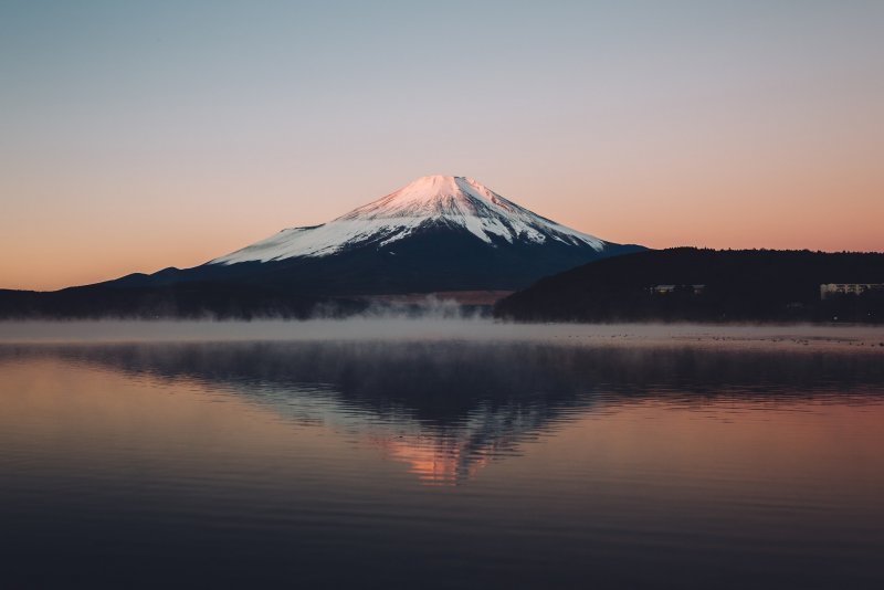 Фейерверк в Японии у горы Фудзи