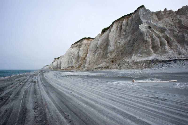 Белые скалы острова Итуруп в Сахалинской области