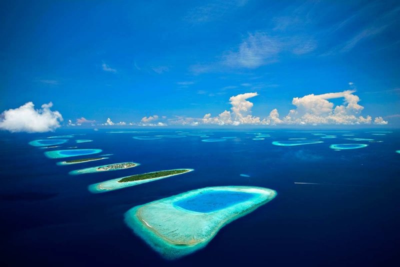 Атолл острова Мальдивы с самолета