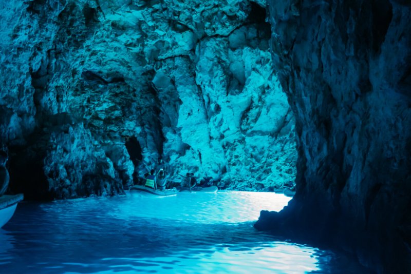 Луштица Черногория голубая пещера