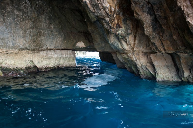 Пещеры мира уезжают на лодках достопримечательности