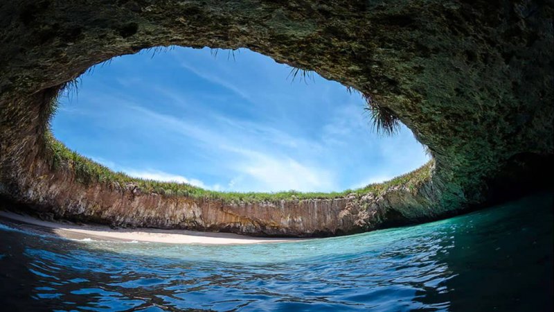 Скрытый пляж на островах Мариетты в Мексике