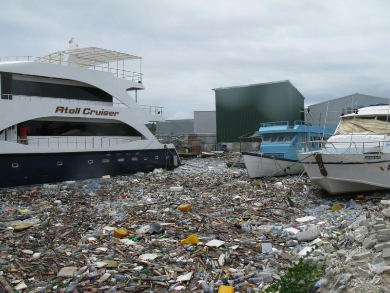 Тонны мусора в океане