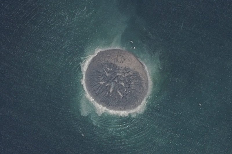 Мусорный остров вид из космоса