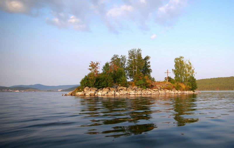 Остров Святой веры на озере Тургояк