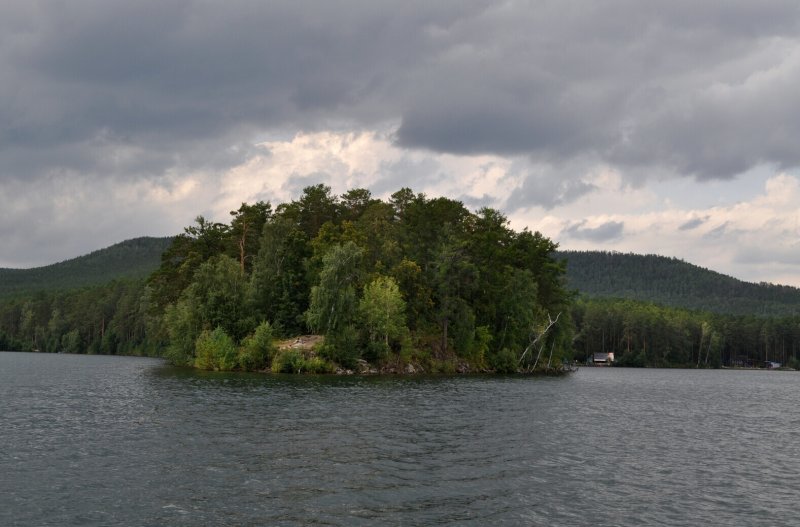 Остров веры на озере Тургояк