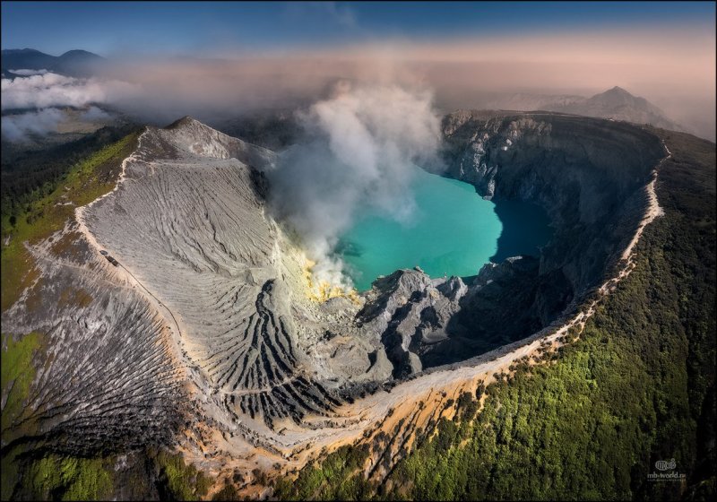 Кратер вулкана Иджен