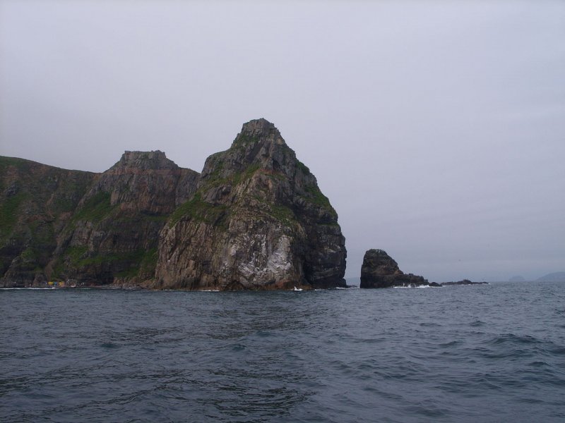 Остров Рейнеке красные скалы