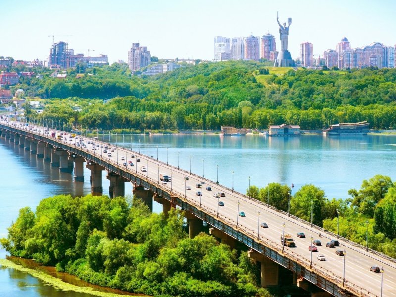 Мост через Днепр в Киеве